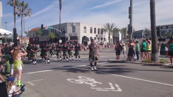 Hermosa Beach - 14 de marzo: Banda de gaiteros en el desfile del Día de San Patricio caminando por la calle, 14 de marzo de 2015, Hermosa Beach, EE.UU. — Vídeos de Stock