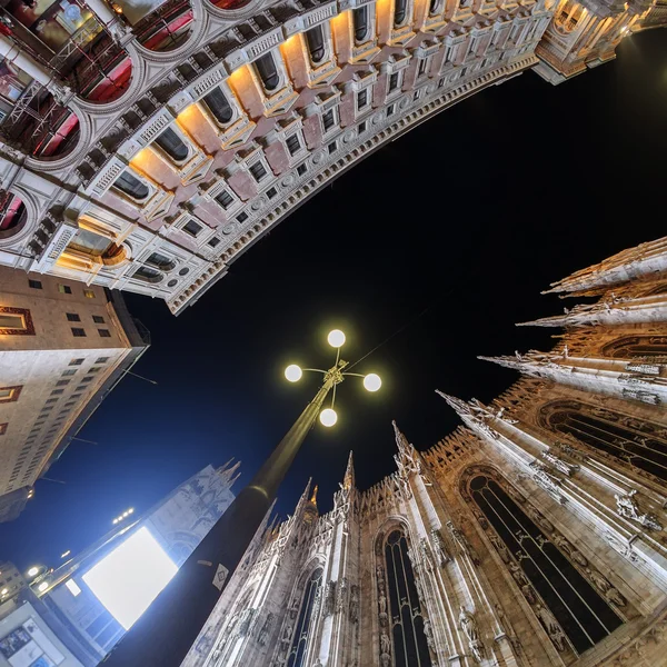 Catedral de Milão vista de ângulo largo — Fotografia de Stock