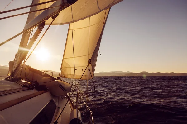Sailboat cultura durante a regata no pôr do sol oceano — Fotografia de Stock