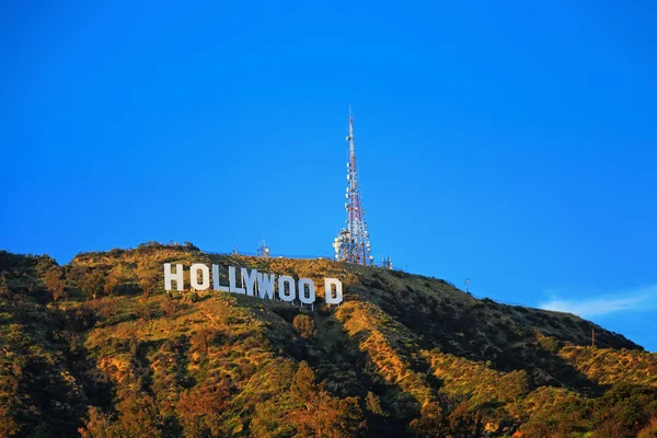 Hollywood-schild auf dem hügel im kalifornischen tal — Stockfoto