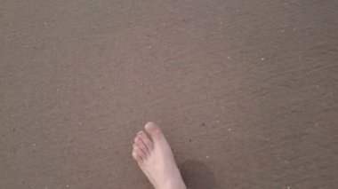 Okyanus plaj, closeup görünümü yürüyen adam