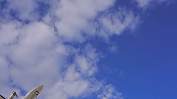 Vliegtuigen vliegen in blauwe bewolkte hemel, close-up uitzicht — Stockvideo