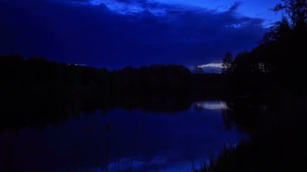 Cloudscape ovanför sjön vid solnedgången, Timelapse — Stockvideo