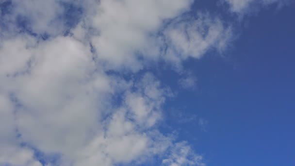 Fast cloud movement on blue sky, timelapse — Stock Video