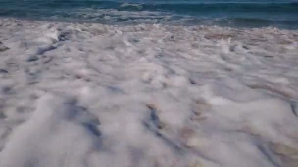 Plage de sable et vagues océaniques avec caméra mobile — Video