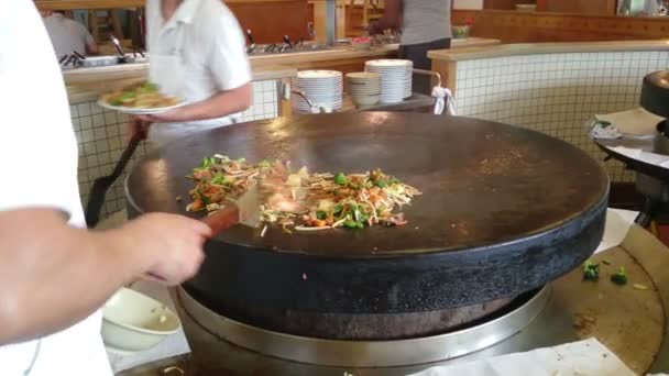 "Wok" un büyük Moğol Barbekü büyük tava, et ve sebze ile — Stok video