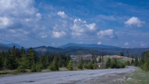 Vallée de montagne avec nuages dans les Carpates, Ukraine, timelapse 