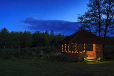 Nehir kıyısında ahşap çardak 