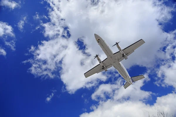 青い曇り空を飛んでいる航空機 — ストック写真