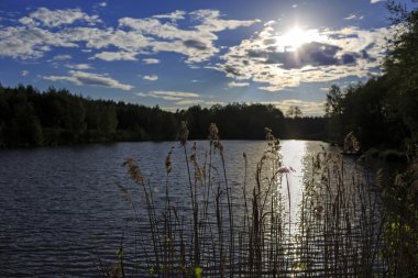 Doğa günbatımı gölde yukarıda