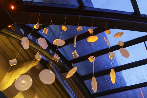 Vita muggar och tallrikar hängande på rep under tak — Stockfoto
