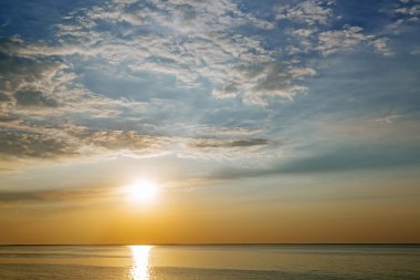 günbatımı güneş ışınları ve bulutlar