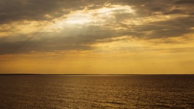 günbatımı güneş ışınları ve bulutlar