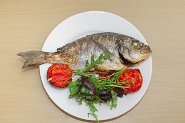 Domates, roka ve fesleğen beyaz pl ile ızgara dorado balık