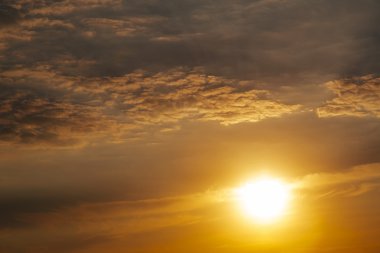 günbatımı güneş ışınları ve bulutlar