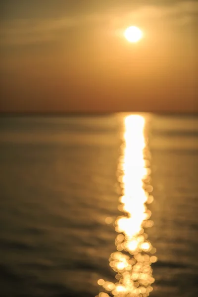 Güneş ışığı ve ufuk deniz üzerinde bokeh — Stok fotoğraf