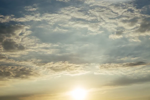 Zachód słońca z promieni słonecznych i chmury — Zdjęcie stockowe