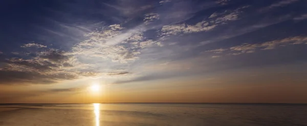 Günbatımı güneş ışınları ve bulutlar manzara — Stok fotoğraf