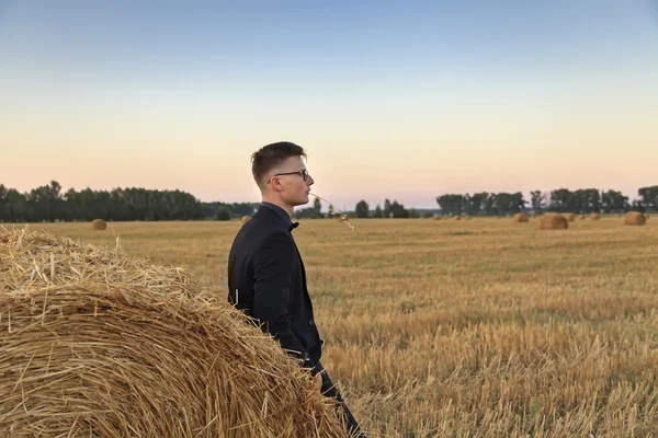 Młody człowiek w okularach na polu — Zdjęcie stockowe