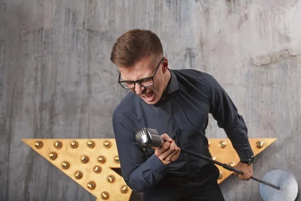 Young man singing with microphone — Stock Photo, Image