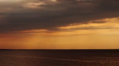 Yalak bulutların üzerinde deniz Timelapse güzel günbatımı güneş ışınları