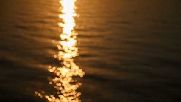 Bokeh en la luz del sol y las olas desenfocadas del mar — Vídeo de stock