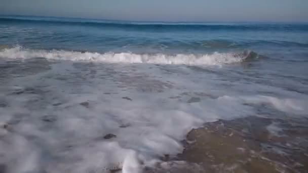 Ocean wave a písku pláž s pohyblivými fotoaparát — Stock video