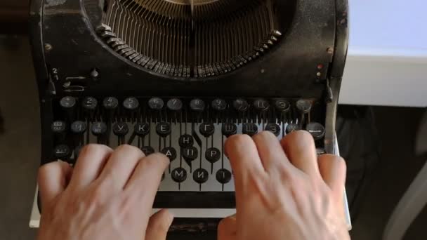 Tisk textu muž s psacím strojem, detailní zobrazení — Stock video