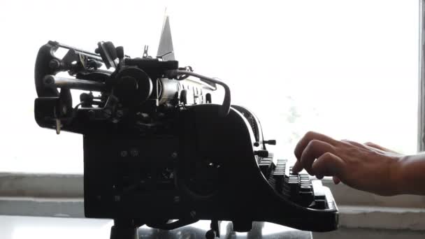 Man printing text with the typewriter, closeup view — Stock Video