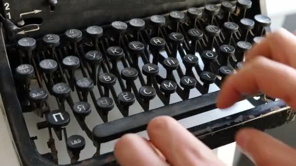Homem texto de impressão com a máquina de escrever, vista close-up — Vídeo de Stock