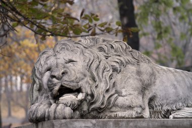 Aslan heykeli kaide üzerinde 