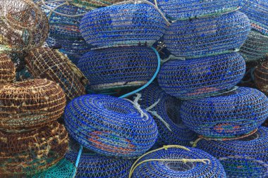 İskelede balık yakalamak için net kafesleri