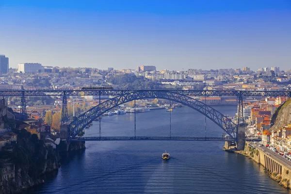 Luis jag bron och litet fartyg seglar floden i Porto — Stockfoto