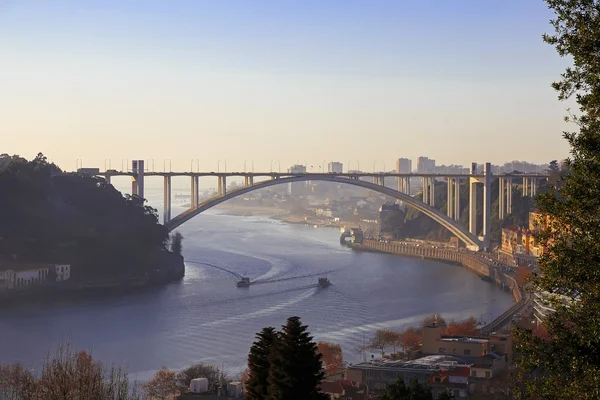 Arrabida bridge och floden trafik, floden Douro — Stockfoto