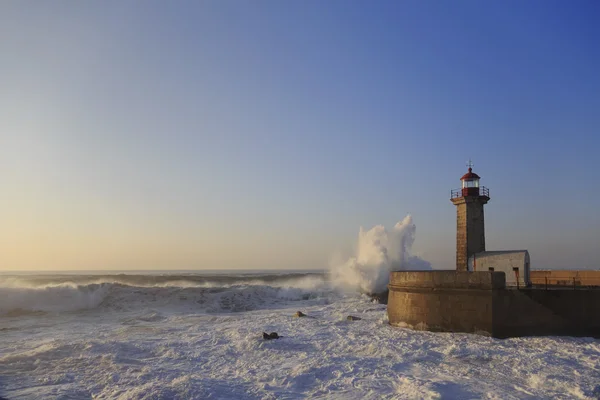 Farol Felgueirasin Porto com ondas e paisagem urbana — Fotografia de Stock