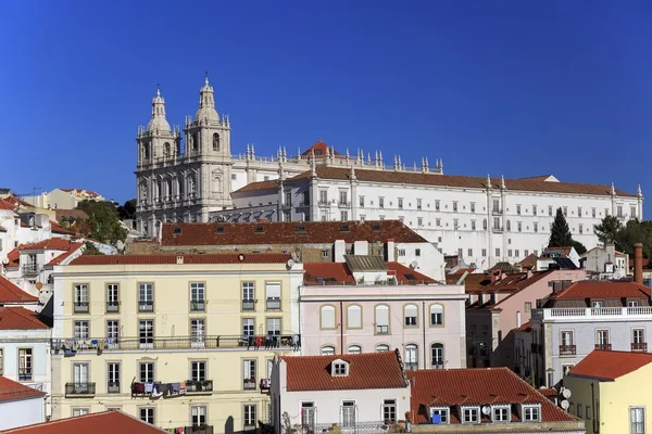 Igreja de Sao Vicente de в Лиссабоне и крыши дома — стоковое фото