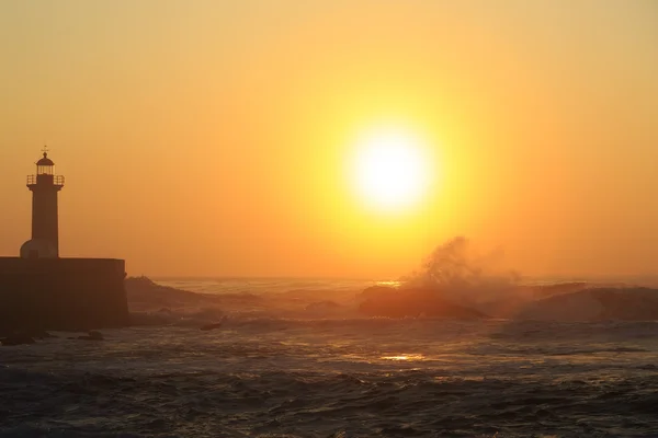 Farol Felgueirasin Porto com onda salpicada ao pôr-do-sol — Fotografia de Stock