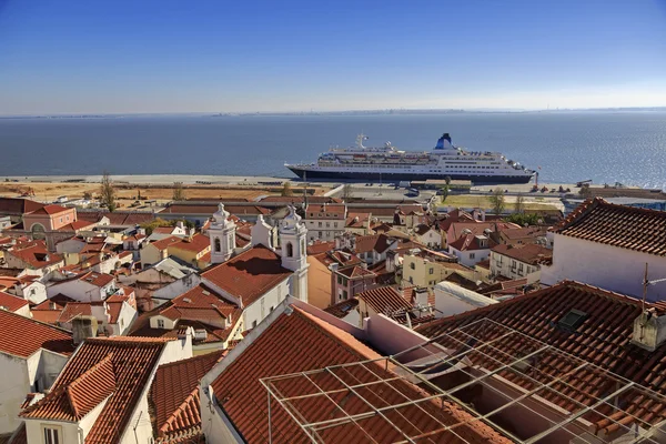 Telhados de Lisboa e navio de cruzeiro no porto — Fotografia de Stock