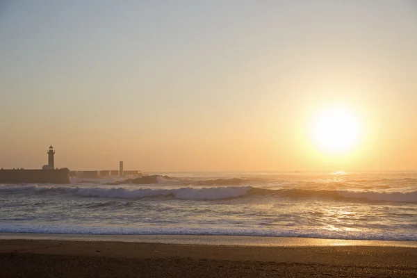 Faro Felgueiras a Porto con onde al tramonto — Foto Stock