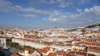 Lizbon cityscape görünümü ile güneşli gün, timelapse bulutlara