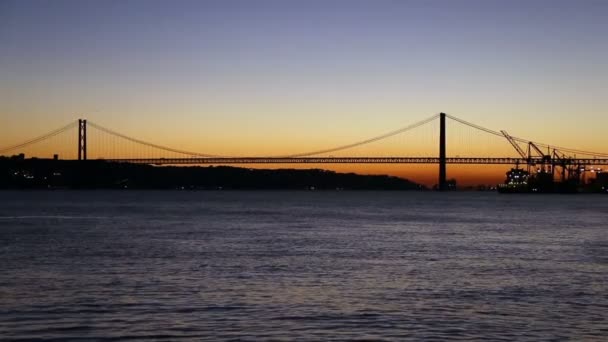 Sonnenuntergang Blick auf die 25 de abril Brücke in Lissabon, Portugal — Stockvideo