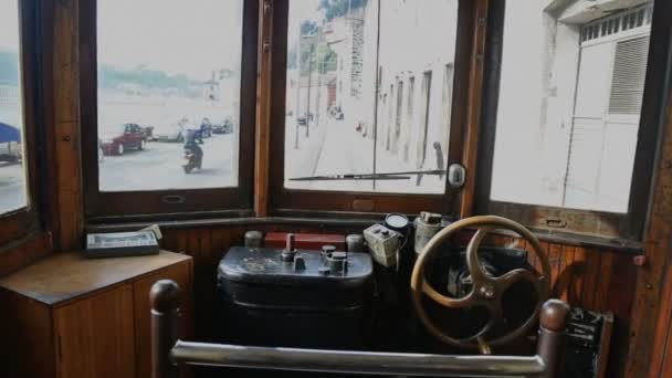 Vista interior del tren antiguo de Oporto, moviéndose por la calle de la ciudad — Vídeo de stock