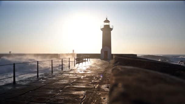 Leuchtturm felgueirasin porto mit Wellen und Sonne bei Sonnenuntergang — Stockvideo