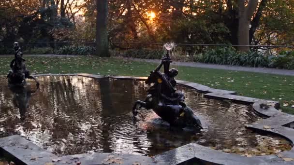 Szobor a szökőkút, a Jardins do Palacio De Cristal, Porto, Portugália — Stock videók