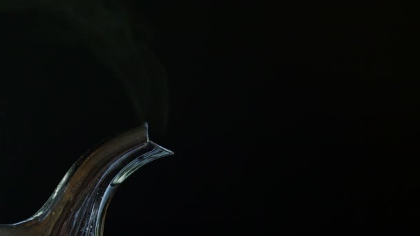 Пара з киплячого чайника на чорному тлі, вид крупним планом — стокове відео