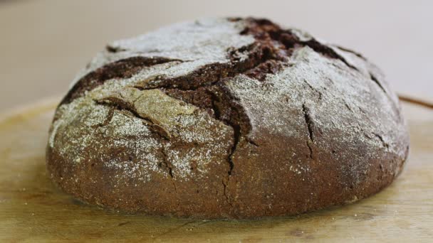 Mann schneidet Roggenbrot mit langem Messer, Nahaufnahme — Stockvideo