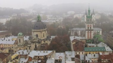Lviv çatılar ve sokaklar havadan görünümü, Ukrayna