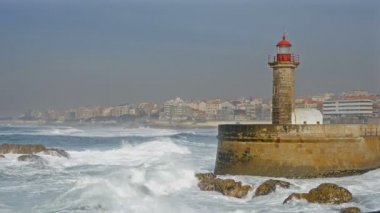 Deniz feneri Felgueirasin Porto dalgalar ve cityscape, güneşli gün ile