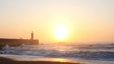 Deniz feneri Felgueirasin Porto dalgalar ve güneş batımında ile