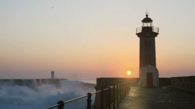 Deniz feneri Felgueirasin Porto dalgalar ve güneş batımında ile